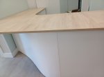 mostrafor-con-curva-lacado-blanco-con tapa-de madera 6